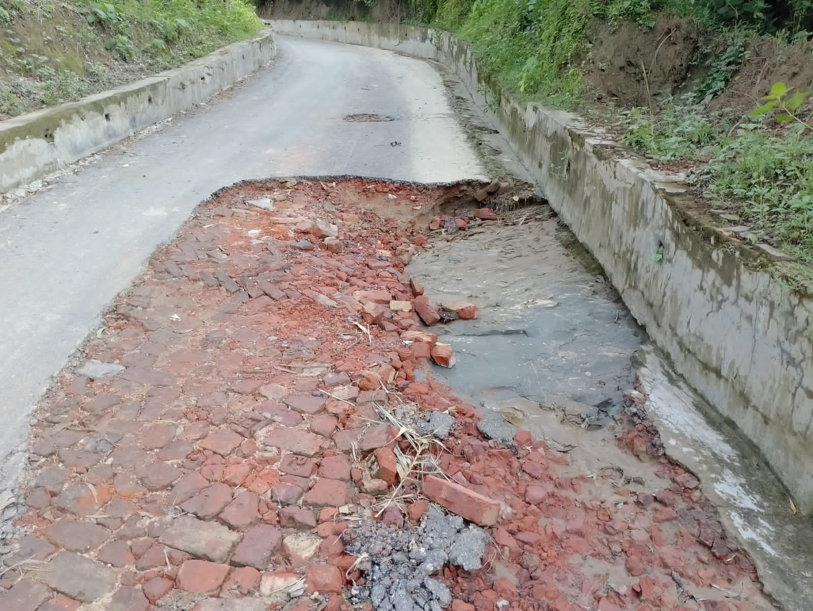 বান্দরবানে বন্যায় বন্যায় সড়ক ব্যবস্থার ব্যপক ক্ষয়ক্ষতি হয়েছে