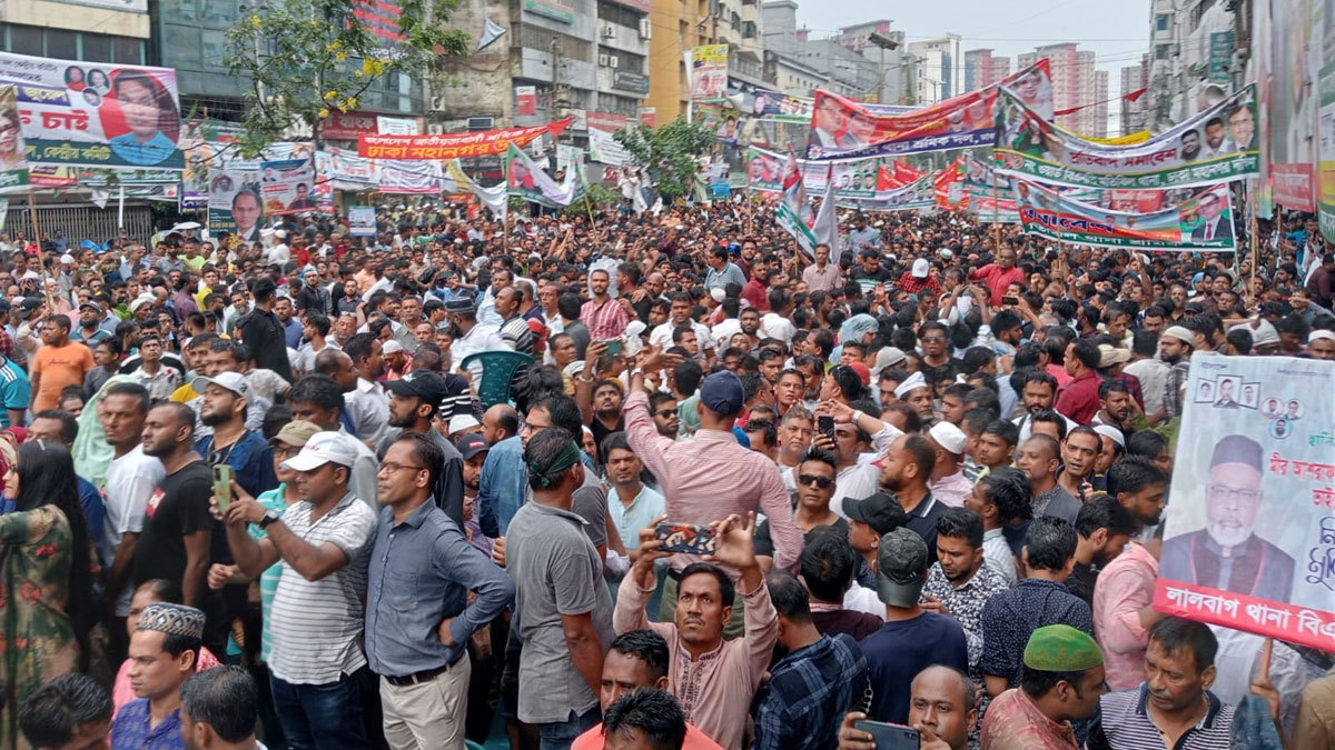 বৃষ্টি উপেক্ষা করে চলছে বিএনপির সমাবেশ