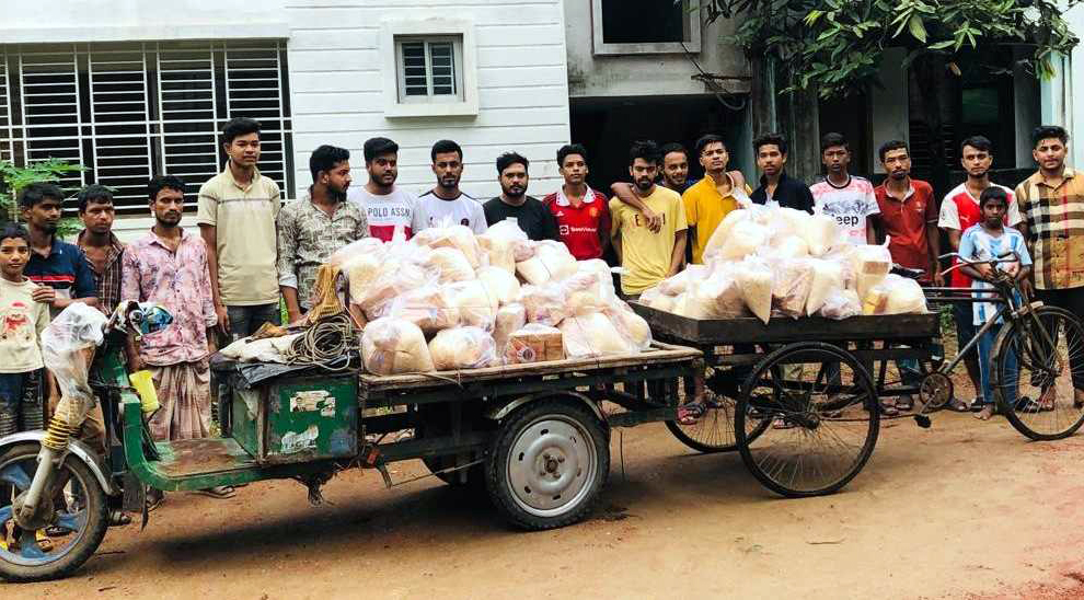 দোহাজারীতে ত্রাণ বিতরণ বাতিঘর ফাউন্ডেশনের