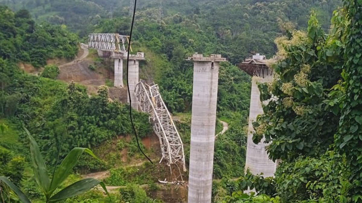 ভারতে নির্মাণাধীন রেল সেতু ভেঙে ১৭ জনের প্রাণহানি