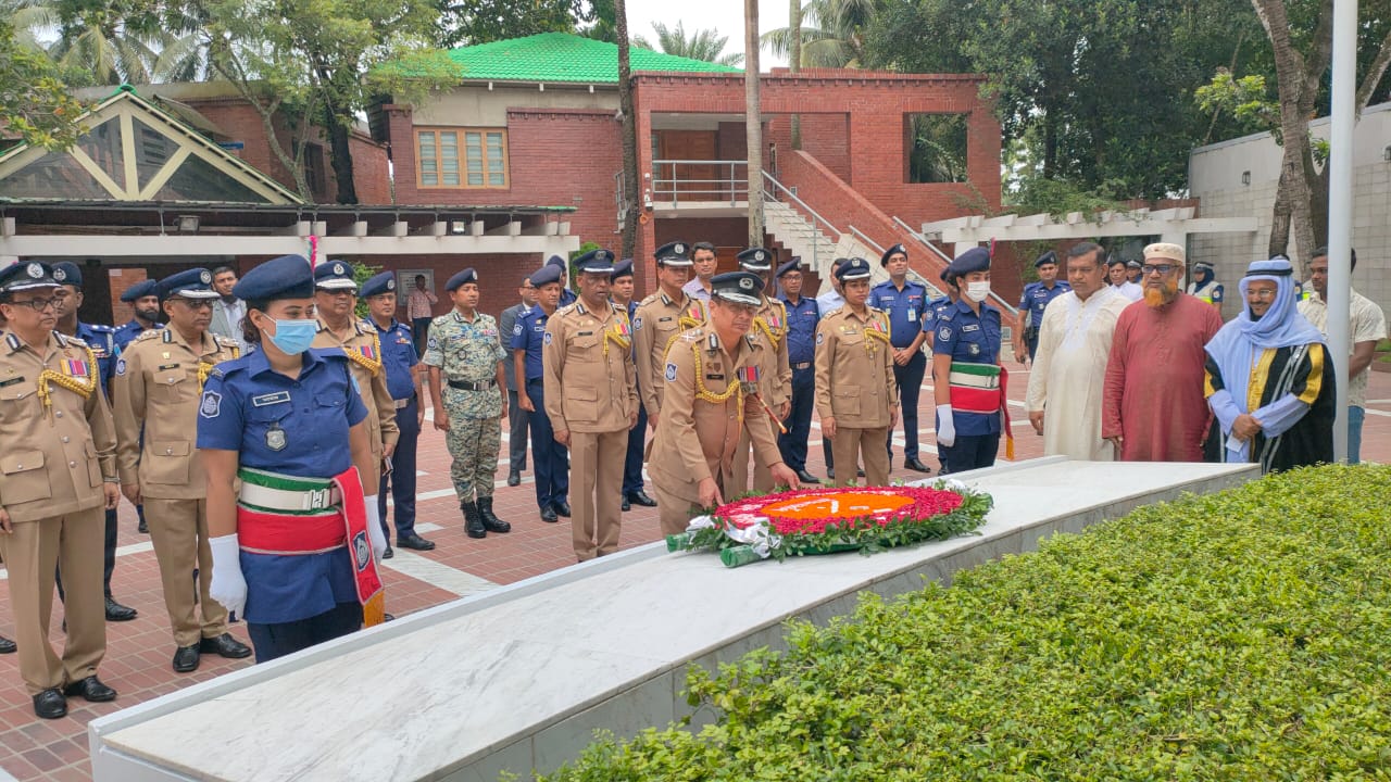 বঙ্গবন্ধুর সমাধিতে আইজিপির শ্রদ্ধা