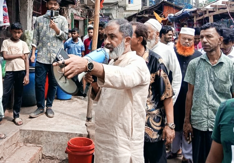 ফুটপাত দখলমুক্ত করতে মেয়রের অভিযান