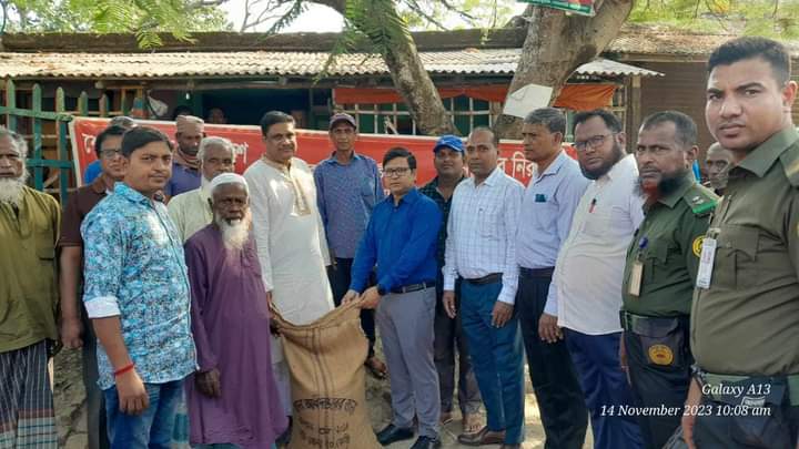 পাইকগাছার হত দরিদ্রদের স্বল্প মূল্যে খাদ্য শস্য বিতরণ