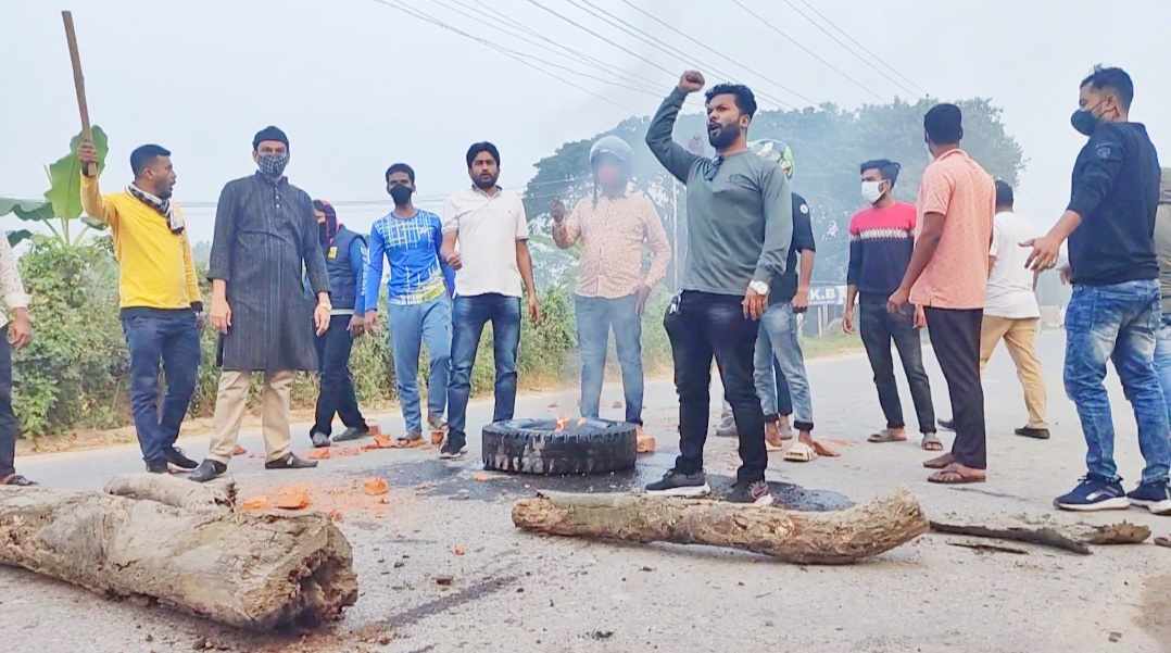 ফরিদপুরে গাছের গুড়ি ফেলে বিএনপির হরতাল অবরোধ