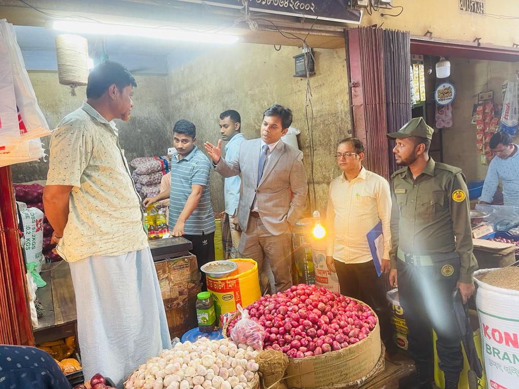 ফটিকছড়ির বাজারে পেঁয়াজ সংকট, বিপাকে ক্রেতারা