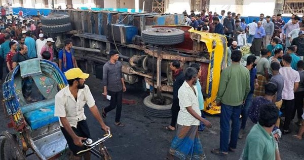 পতেঙ্গায় ট্রাক ওল্টে আহত-১