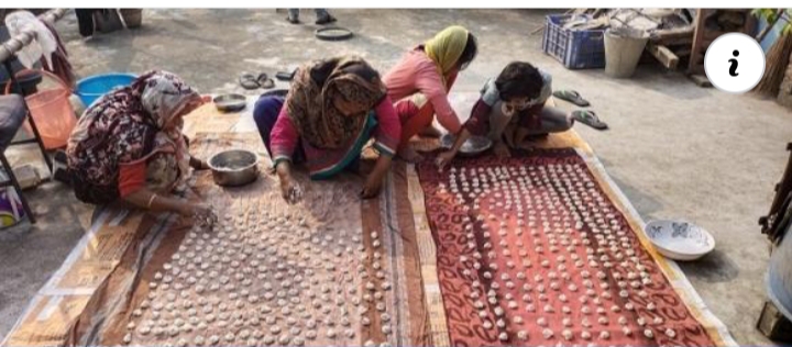পাইকগাছার পাড়া মহল্লায় কুমড়া বড়ি তৈরিতে ব্যস্ত নারীরা