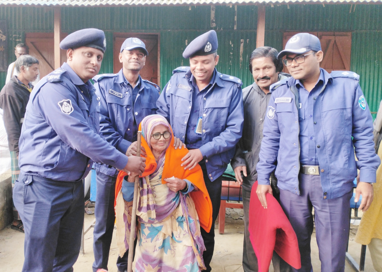 উলিপুরে কম্বল উপহার পেয়ে খুশি নিম্ন আয়ের মানুষ