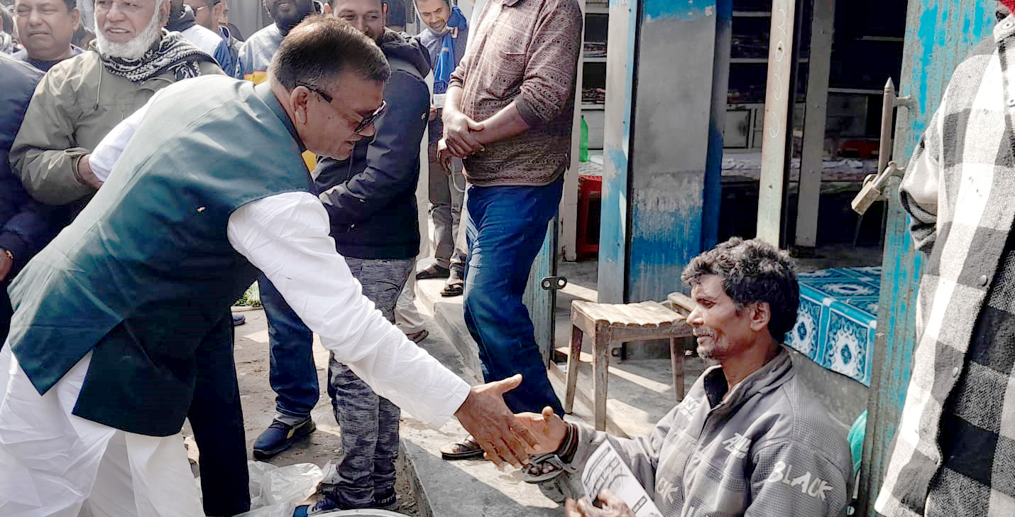 লালপুরে প্রচারনায় ব্যাস্ত নৌকার মাঝি শহিদুল ইসলাম বকুল