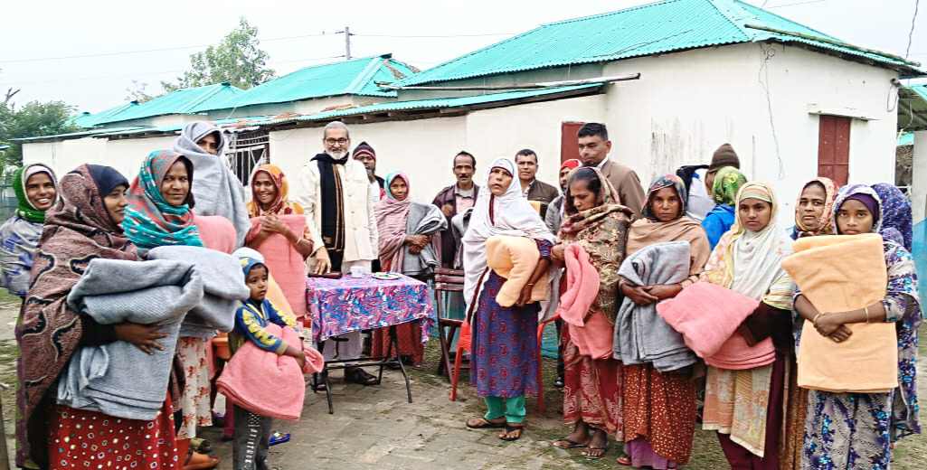 পাইকগাছায় শীতবস্ত্র বিতরণ করেন উপজেলা চেয়ারম্যান মন্টু