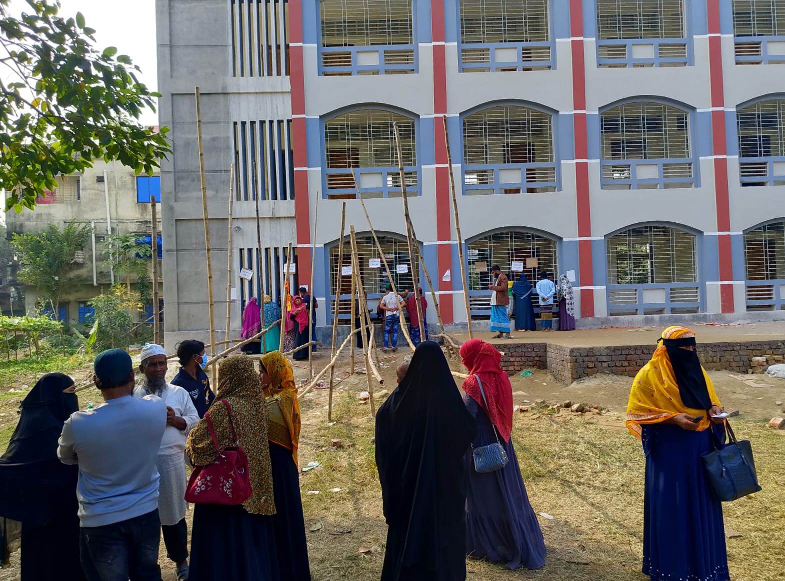 স্মার্ট কার্ড নিতে এসে খোয়ালেন সোনার চেইন