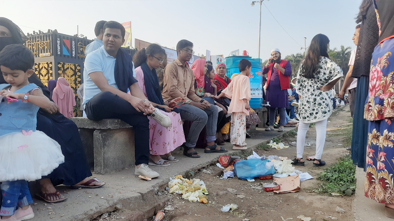 বইমেলায় যত্রতত্র পড়ে আছে ময়লা-আবর্জনা