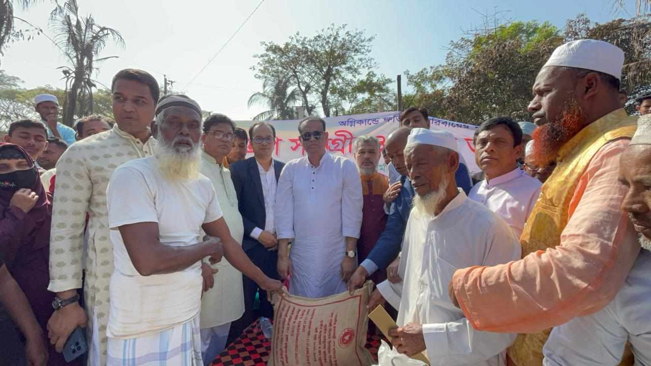 আনোয়ারায় অগ্নিদগ্ধ পরিবারের মাঝে এমপি জাবেদের সহায়তা