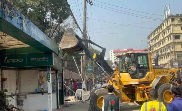 ফুটপাত হকারমুক্ত করতে চসিক’র উচ্ছেদ অভিযান