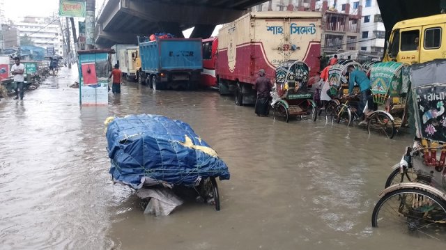 ভারী বৃষ্টিতে ডুবেছে চট্টগ্রাম নগরী, দুর্ভোগে মানুষ