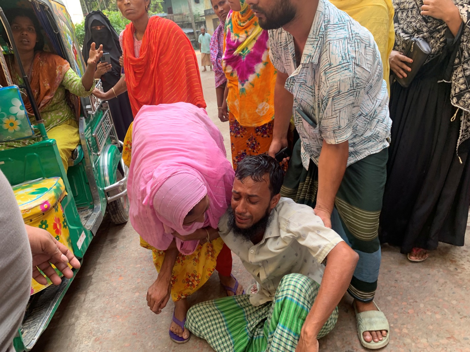 দেবিদ্বারে ট্রাক্টরের চাকায় প্রাণ গেল শিশুর