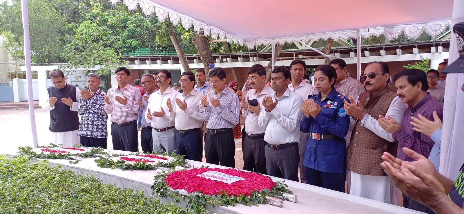 বঙ্গবন্ধুর সমাধিতে অফিসার্স ক্লাবের নবনির্বাচিত নেতৃবৃন্দের শ্রদ্ধা