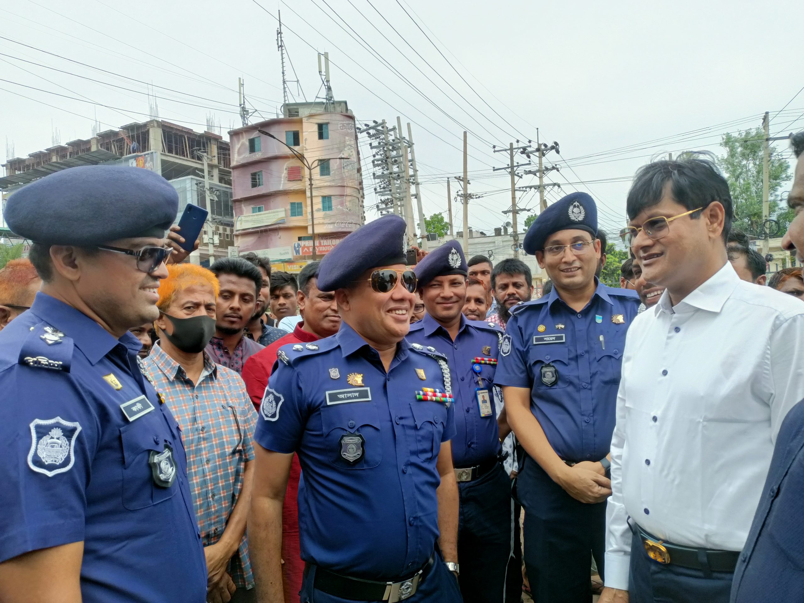 পুলিশের উদ্যোগে দখলমুক্ত করতে ফুটপাতে বৃক্ষরোপণ