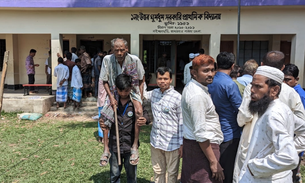 নাতির কাঁধে চড়ে ভোটকেন্দ্রে ১০৪ বছরের বৃদ্ধ