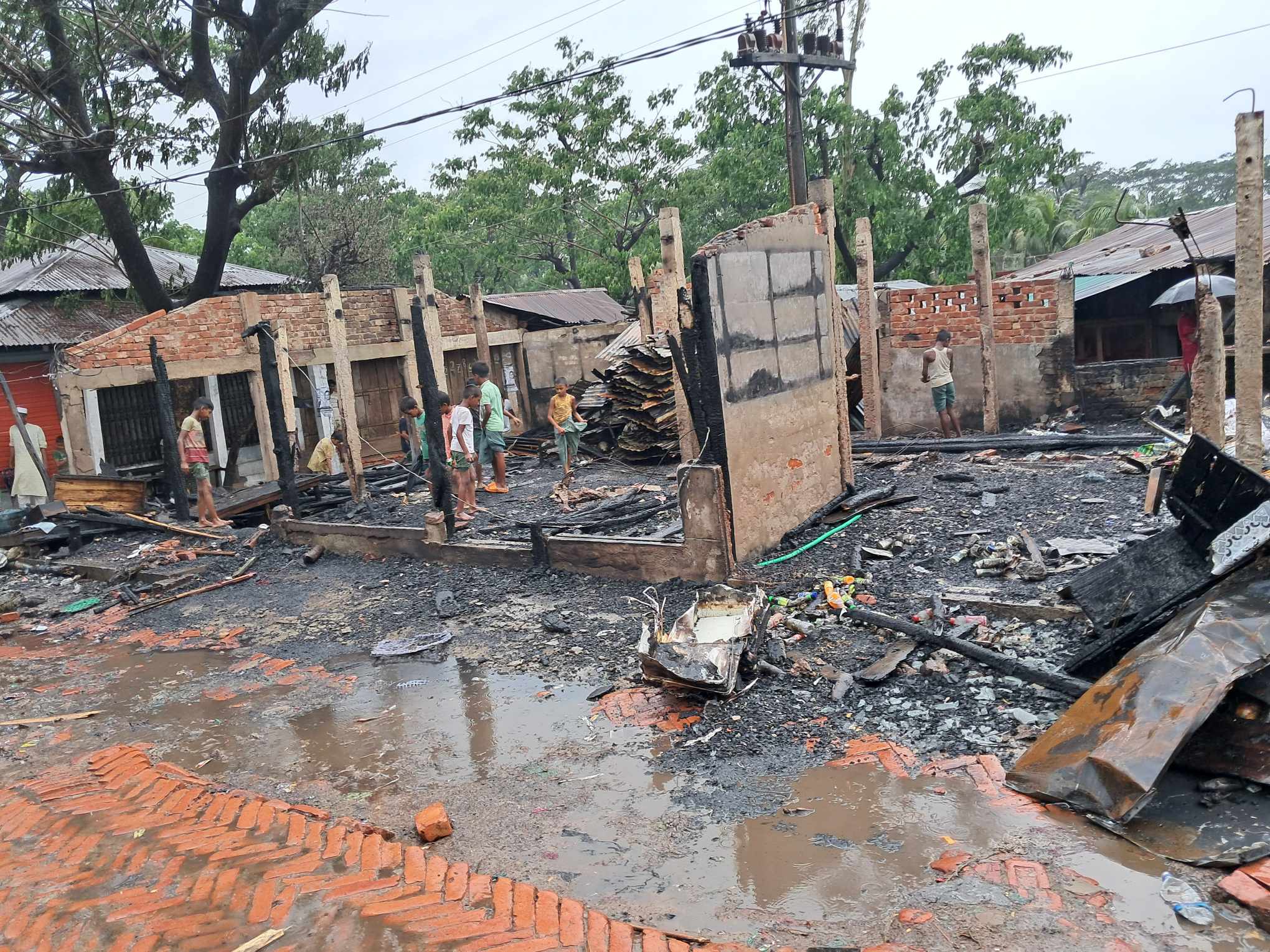 বাঁশখালীর অগ্নিকাণ্ডে ছয় দোকান পুড়ে ছাই