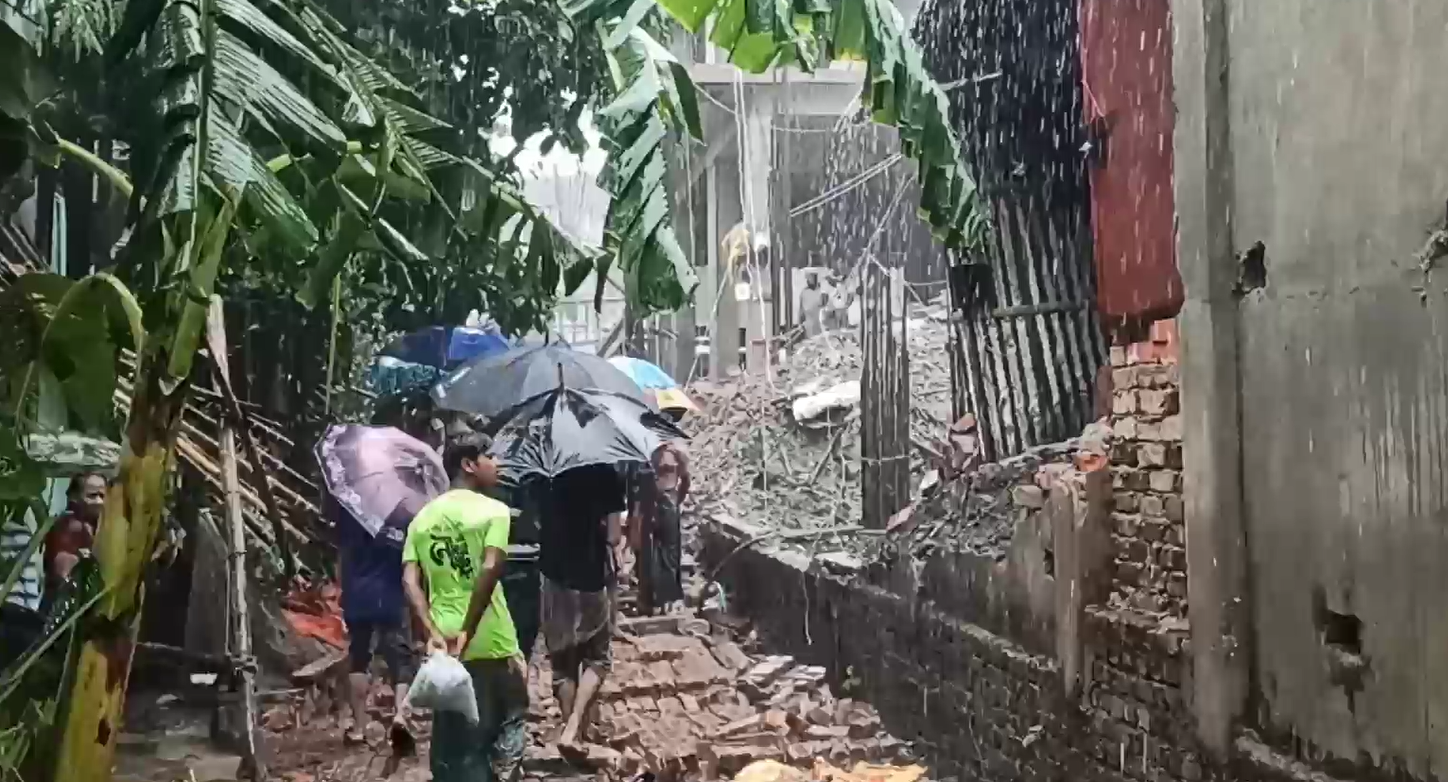 বায়েজিদে নির্মাণাধীন ভবনের দেওয়াল ধসে পথচারীর মৃত্যু