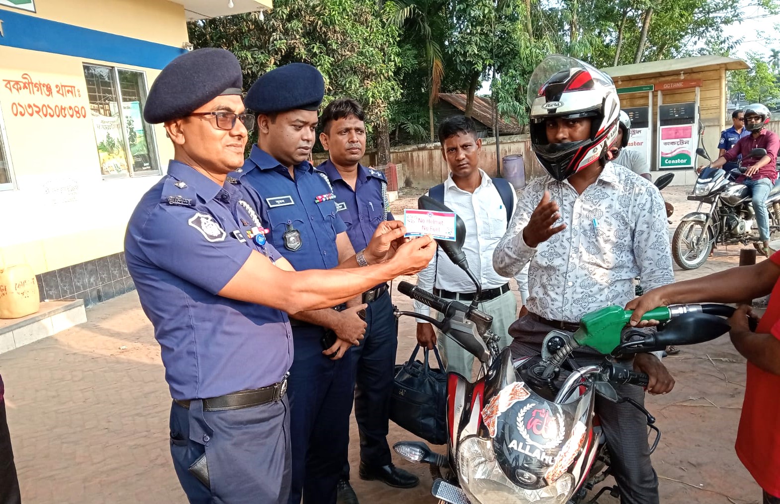 বকশীগঞ্জে ‘নো হেলমেট, নো ফুয়েল’ কার্যক্রম বাস্তবায়নে মাঠে পুলিশ