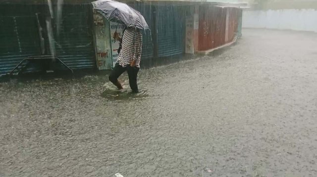 চট্টগ্রামে বৃষ্টিতে দেয়াল চাপা পড়ে যুবকের মৃত্যু