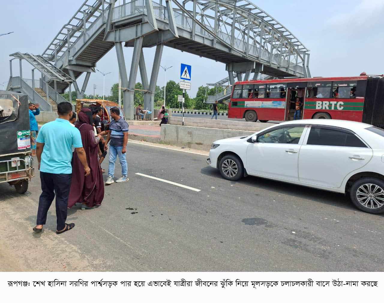 শেখ হাসিনা সরণির মূলসড়কের পরিবর্তে সার্ভিস রোডে বিআরটিসি বাস চলাচলের দাবি