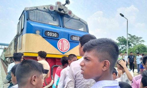 ট্রেনে কাটা পড়ে স্কুলছাত্রীর মৃত্যু, রেললাইন অবরোধ