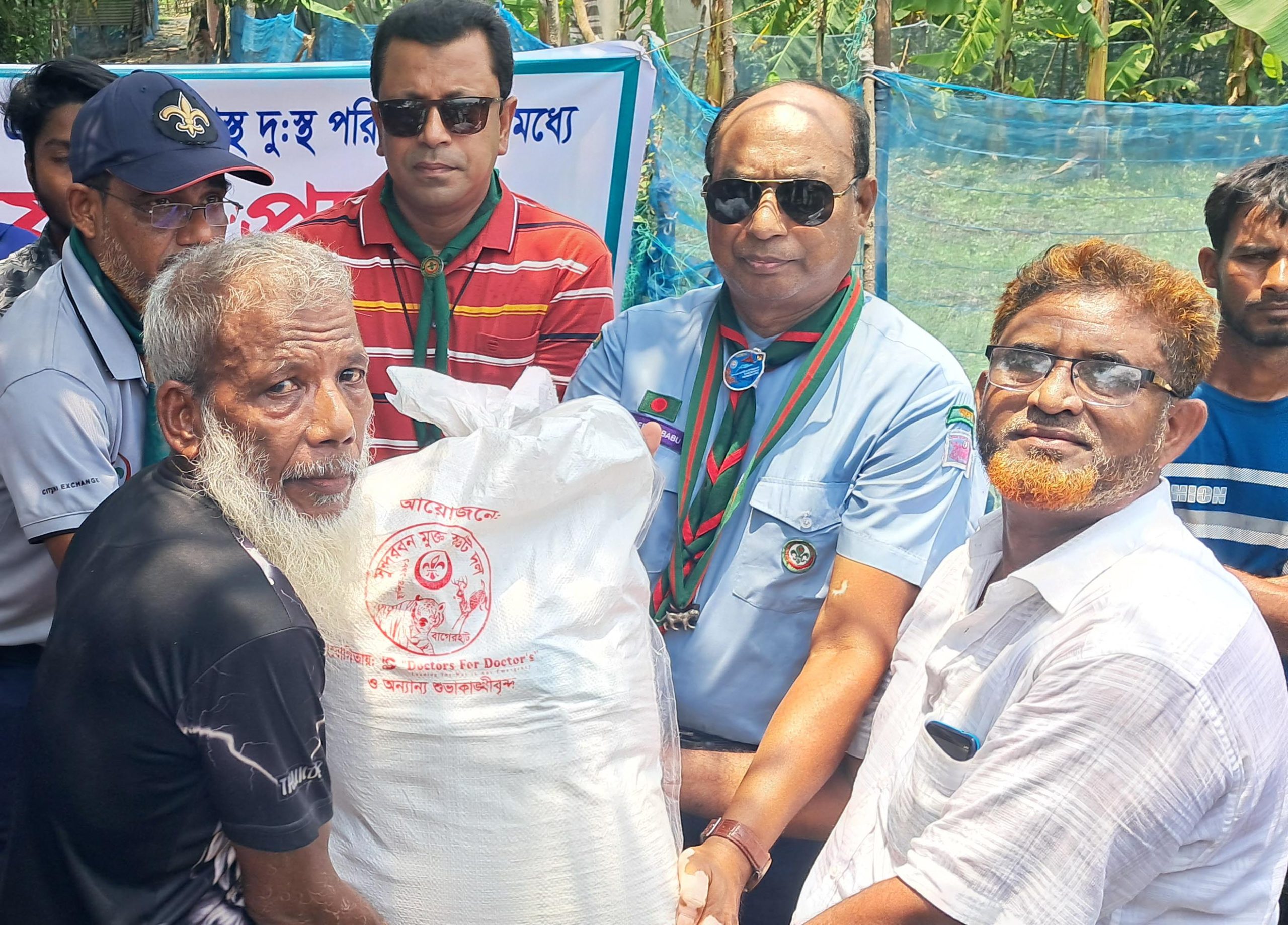 বাগেরহাটে ঘূর্ণিঝড়ে ক্ষতিগ্রস্ত দুর্গতদের মাঝে খাদ্য সহায়তা