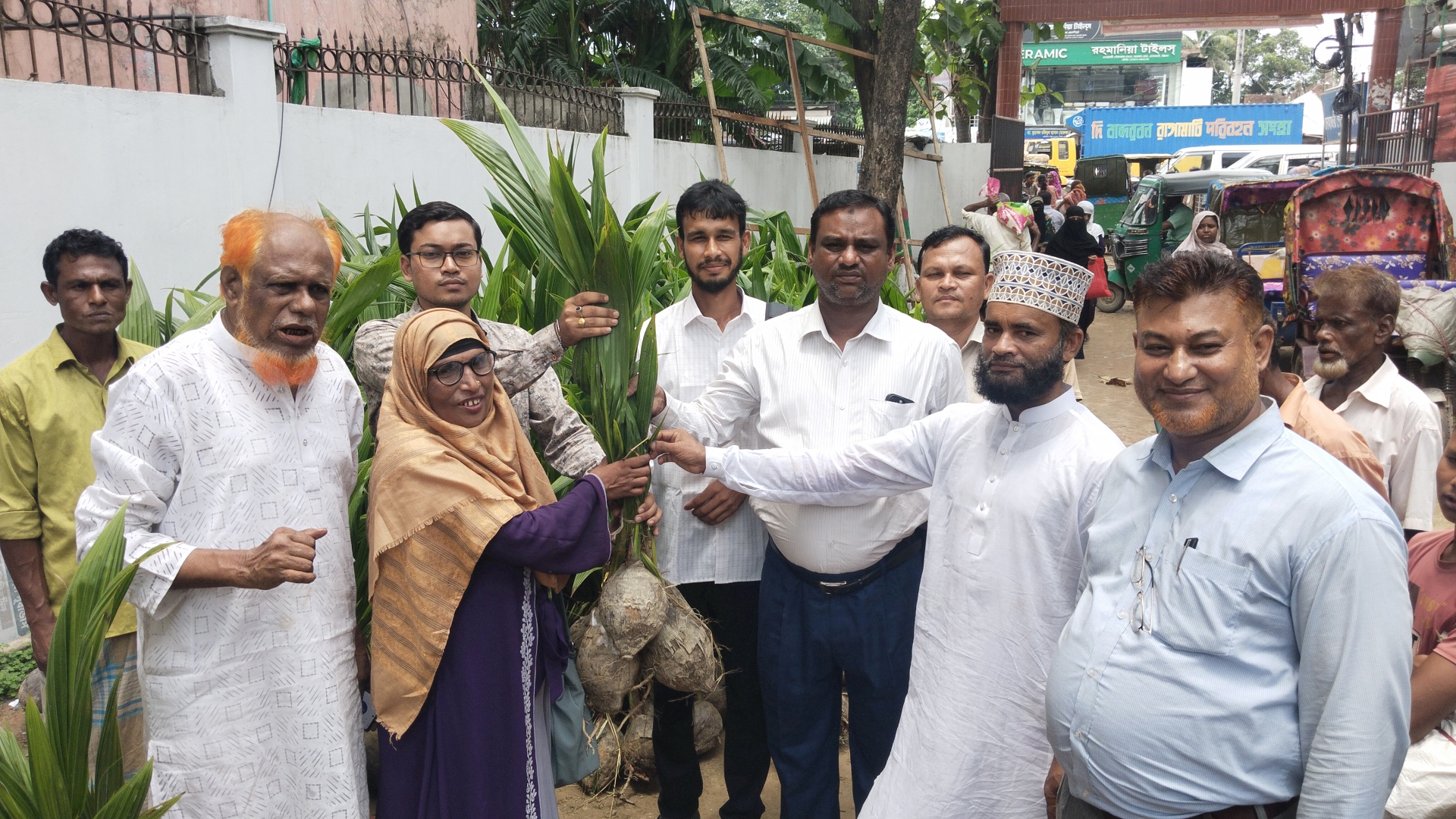 দোহাজারীতে বিনামূল্যে ৫৫০টি নারিকেল চারা বিতরণ