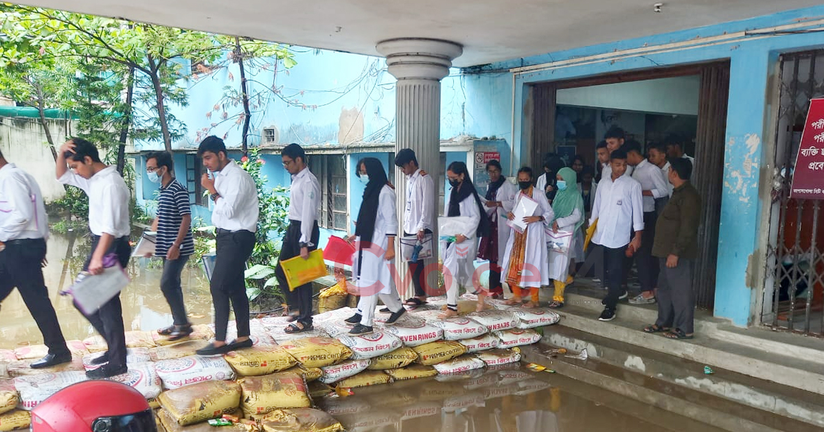 বৃষ্টি ও যানজটে দুর্ভোগে চট্টগ্রামের এইচএসসি পরীক্ষার্থীরা