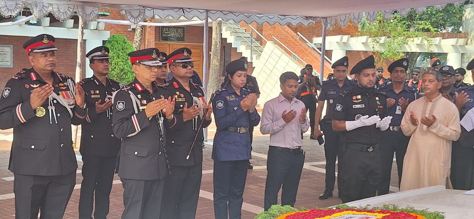 বঙ্গবন্ধুর সমাধিতে র‍্যাবের মহাপরিচালক ব্যারিস্টার হারুন অর রশীদের শ্রদ্ধা