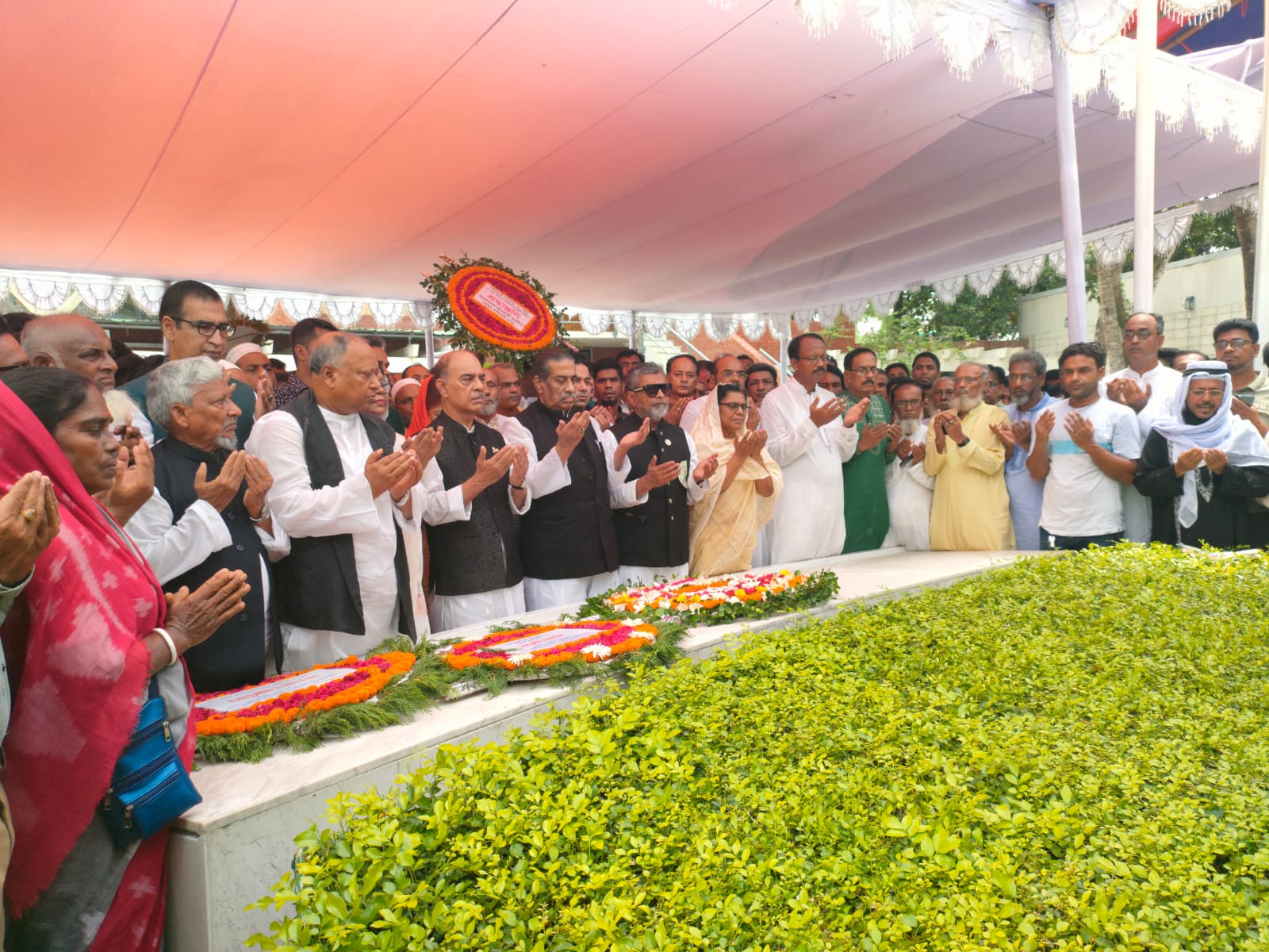 বাংলাদেশ আ.লীগের ৭৫তম প্রতিষ্ঠাবার্ষিকী উপলক্ষ্যে বঙ্গবন্ধুর সমাধিতে শ্রদ্ধা