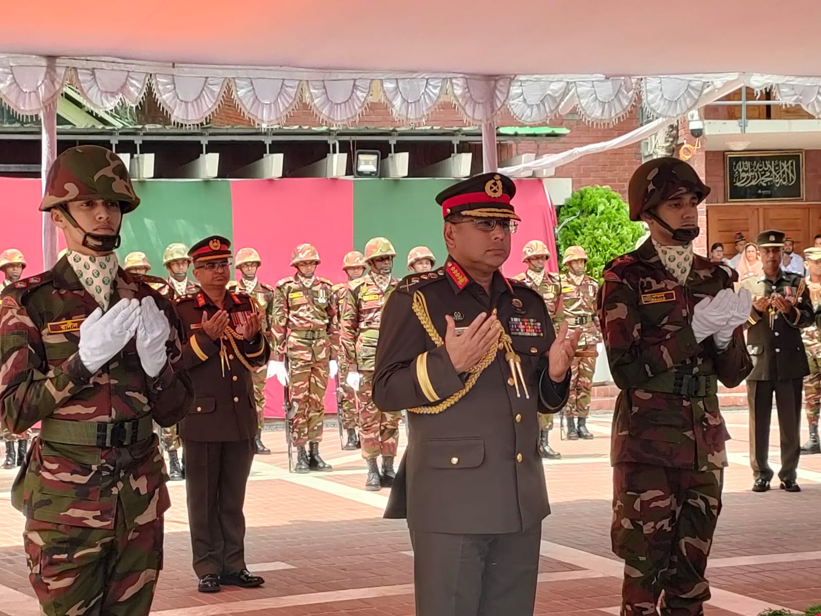 বঙ্গবন্ধুর সমাধিতে নবনিযুক্ত সেনা প্রধানের শ্রদ্ধা