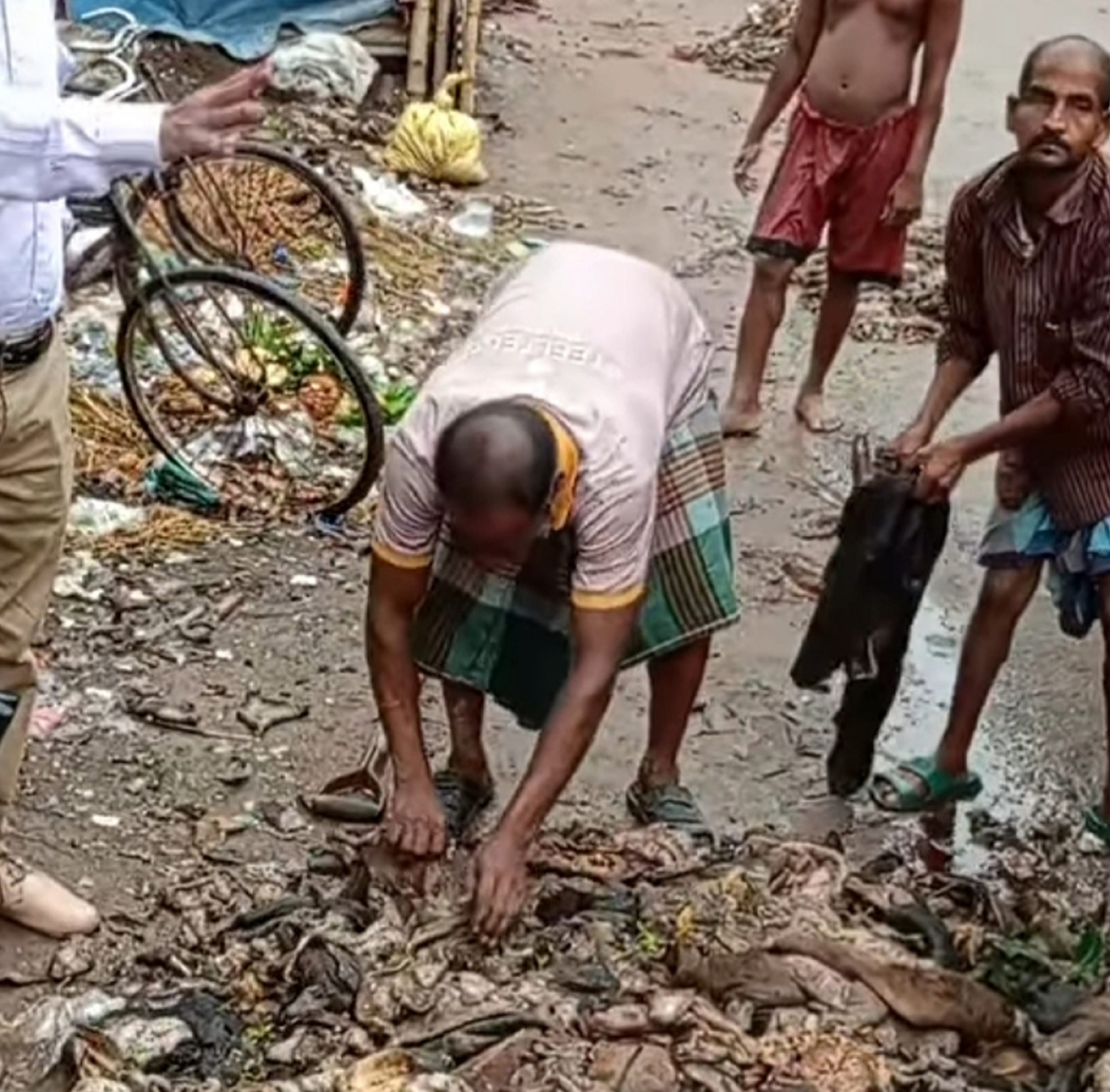 দিনাজপুর পৌরসভায় পরের দিন রক্ত ও আবর্জনা পরিস্কার