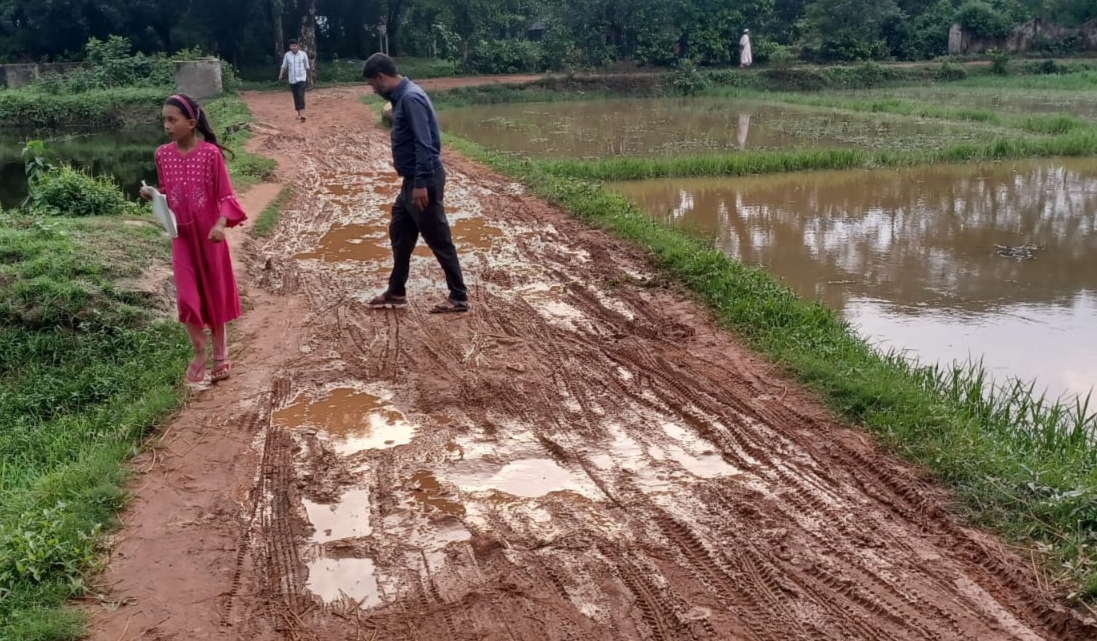 বাহারছড়া ছমদ চৌধুরী সড়ক দুই যুগেও সংস্কার হয়নি!