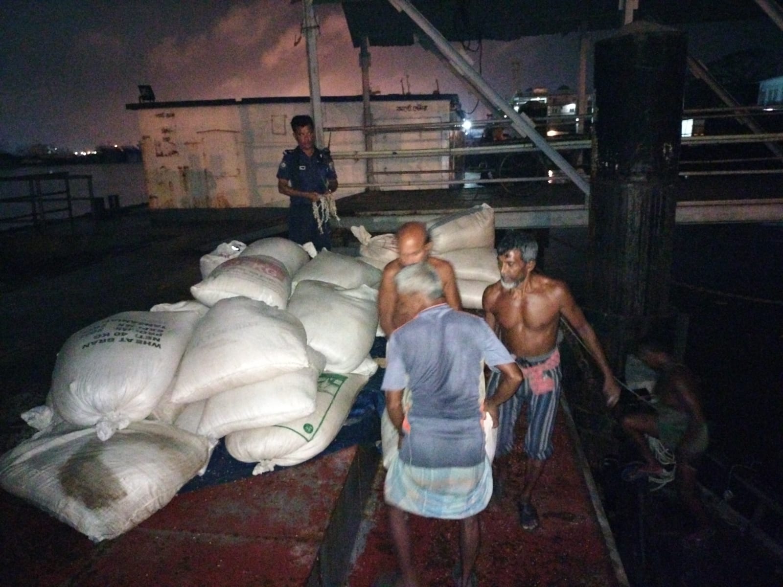 কর্ণফুলী থেকে ১২শ কেজি গম উদ্ধার