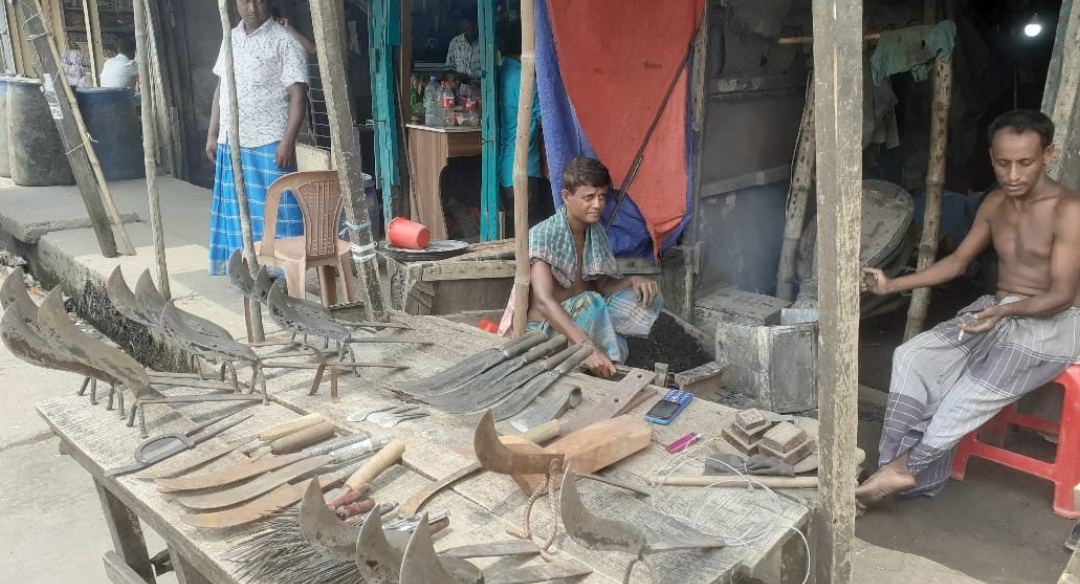 লালমোহনে টুংটাং শব্দে মুখরিত কামারপট্টি