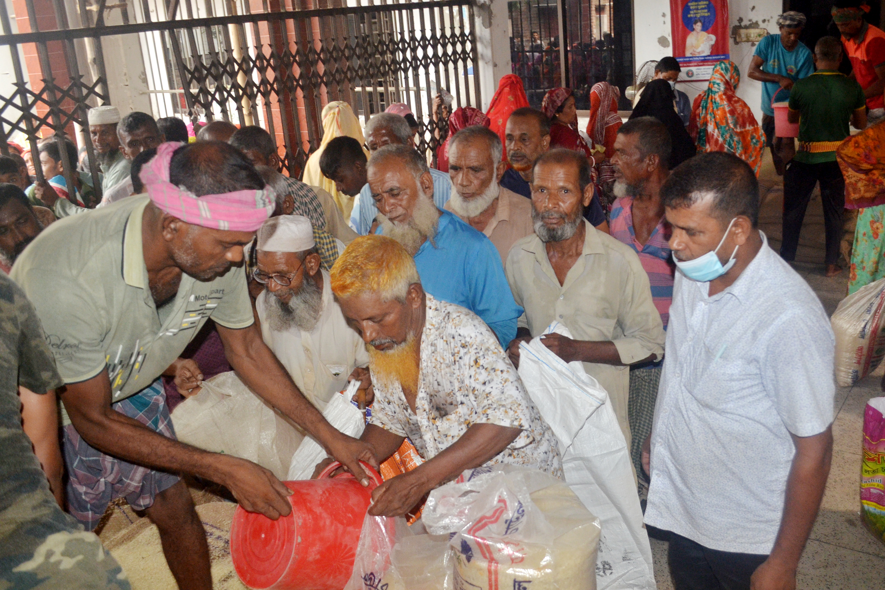 গোপালপুর পৌরসভায় প্রধানমন্ত্রীর ঈদ উপহার বিতরণ