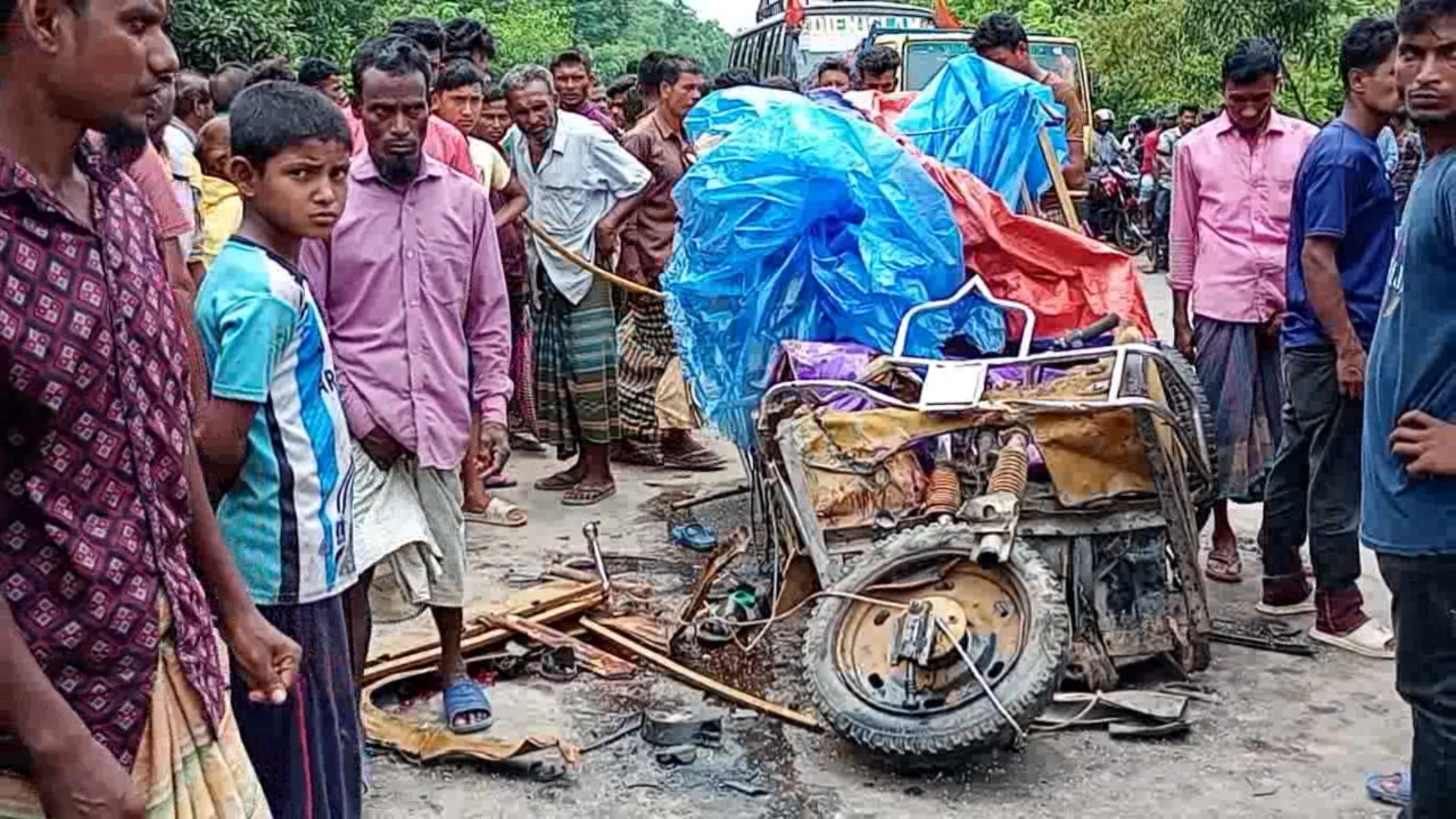 ফুলবাড়ীতে সড়ক দুর্ঘটনায় নিহত ২