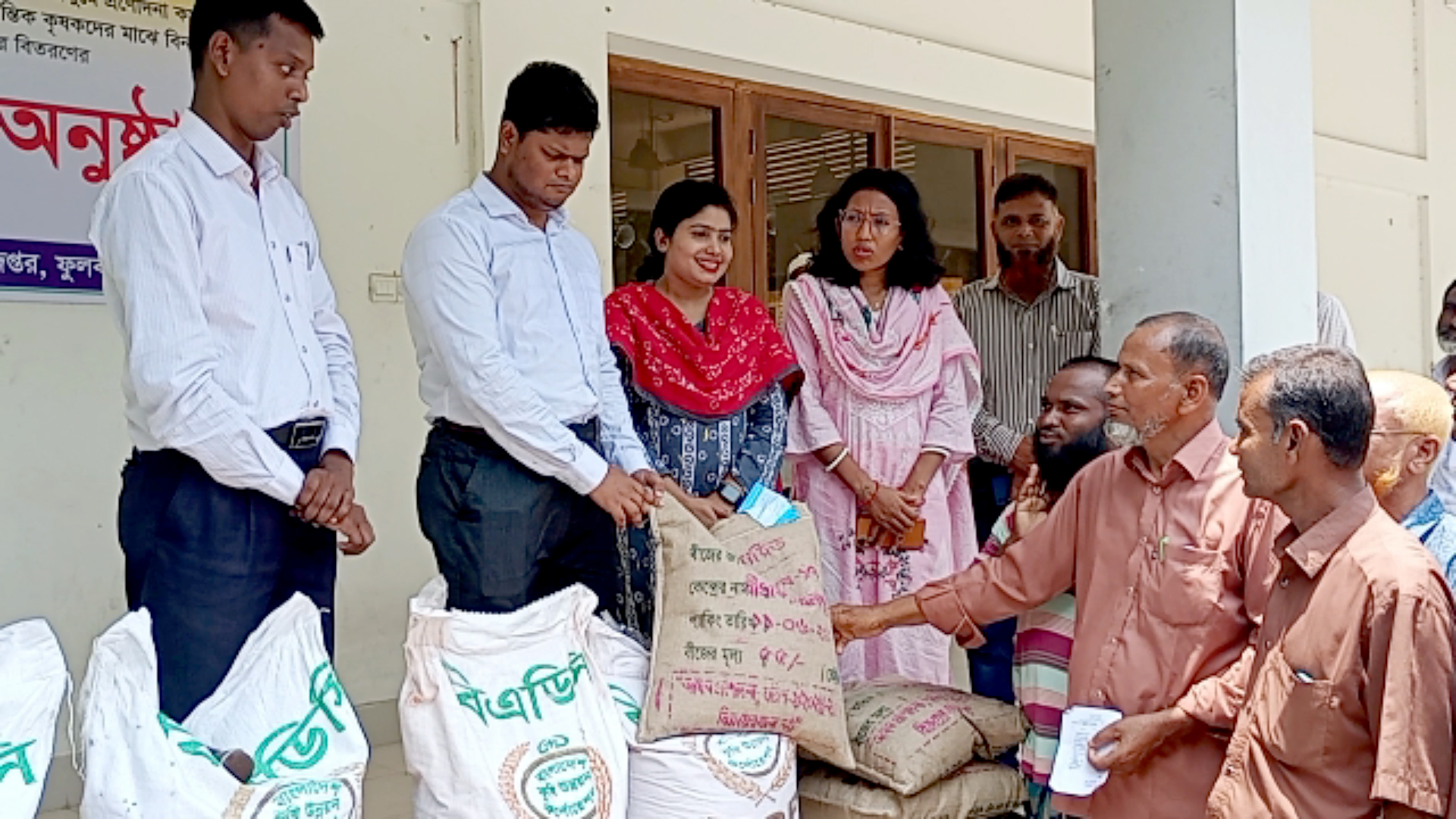 ফুলবাড়ীতে বিনামূল্যে বীজ ও রাসায়নিক সার বিতরণ উদ্বোধন