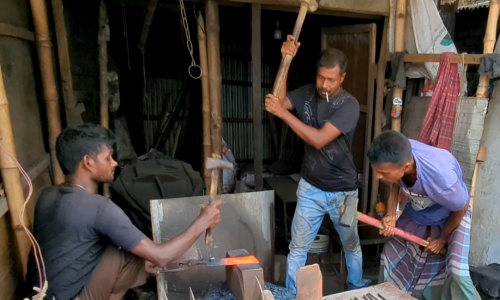 হাতুড়ি লোহার টুং টাং শব্দে মুখরিত জিনজিরা তাওয়া পট্টির কামার পল্লী