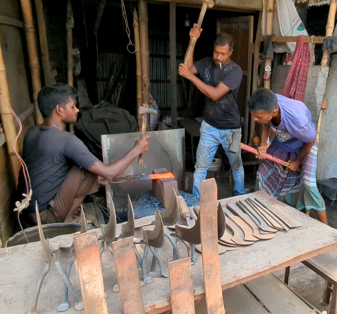 হাতুড়ি লোহার টুং টাং শব্দে মুখরিত জিনজিরা তাওয়া পট্টির কামার পল্লী