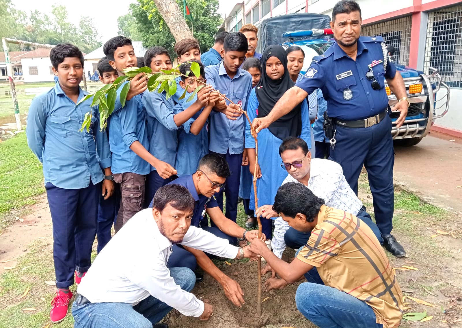 বকশীগঞ্জে সকল শিক্ষা প্রতিষ্ঠানে গাছ উপহার দিল জেলা পুলিশ