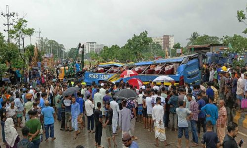 সীতাকুণ্ডে বাস উল্টে নিহত ১, আহত ১২