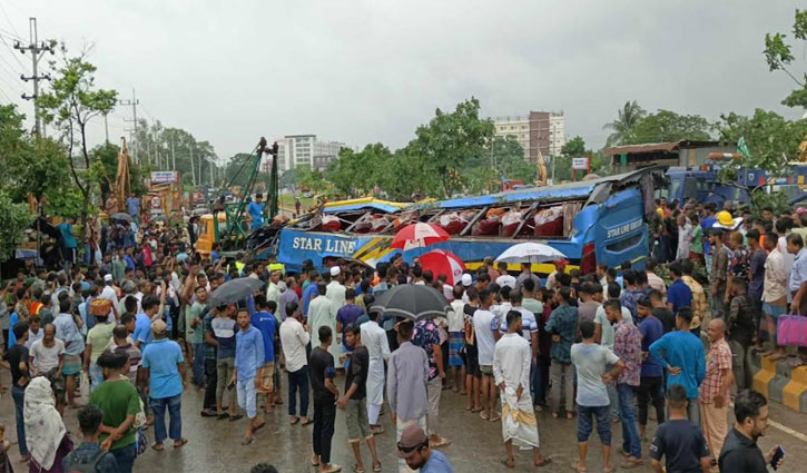 সীতাকুণ্ডে বাস উল্টে নিহত ১, আহত ১২