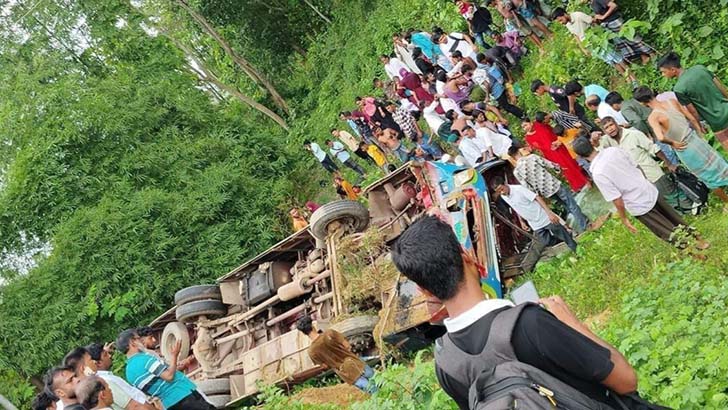 ৪০ যাত্রী নিয়ে খাদে পড়ল রাঙামাটিগামী বাস