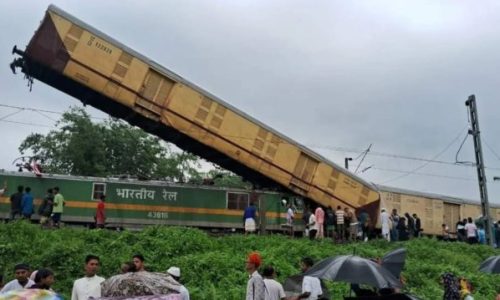 পশ্চিমবঙ্গে কাঞ্চনজঙ্ঘা এক্সপ্রেসে মালগাড়ির ধাক্কা, নিহত ৮