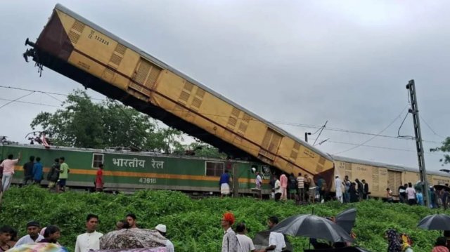 পশ্চিমবঙ্গে কাঞ্চনজঙ্ঘা এক্সপ্রেসে মালগাড়ির ধাক্কা, নিহত ৮